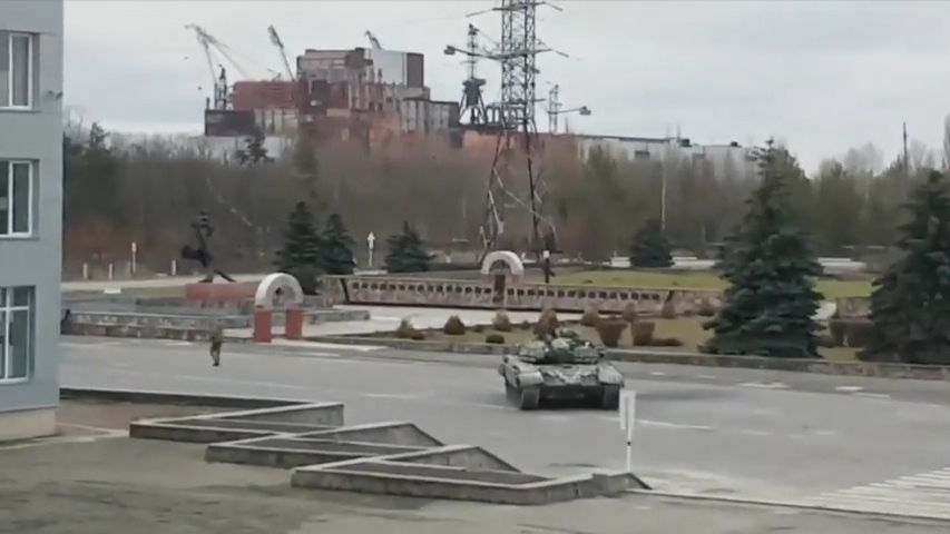 První záběry ruských tanků z Černobylu. Zvýšená radiace Česko neohrozí